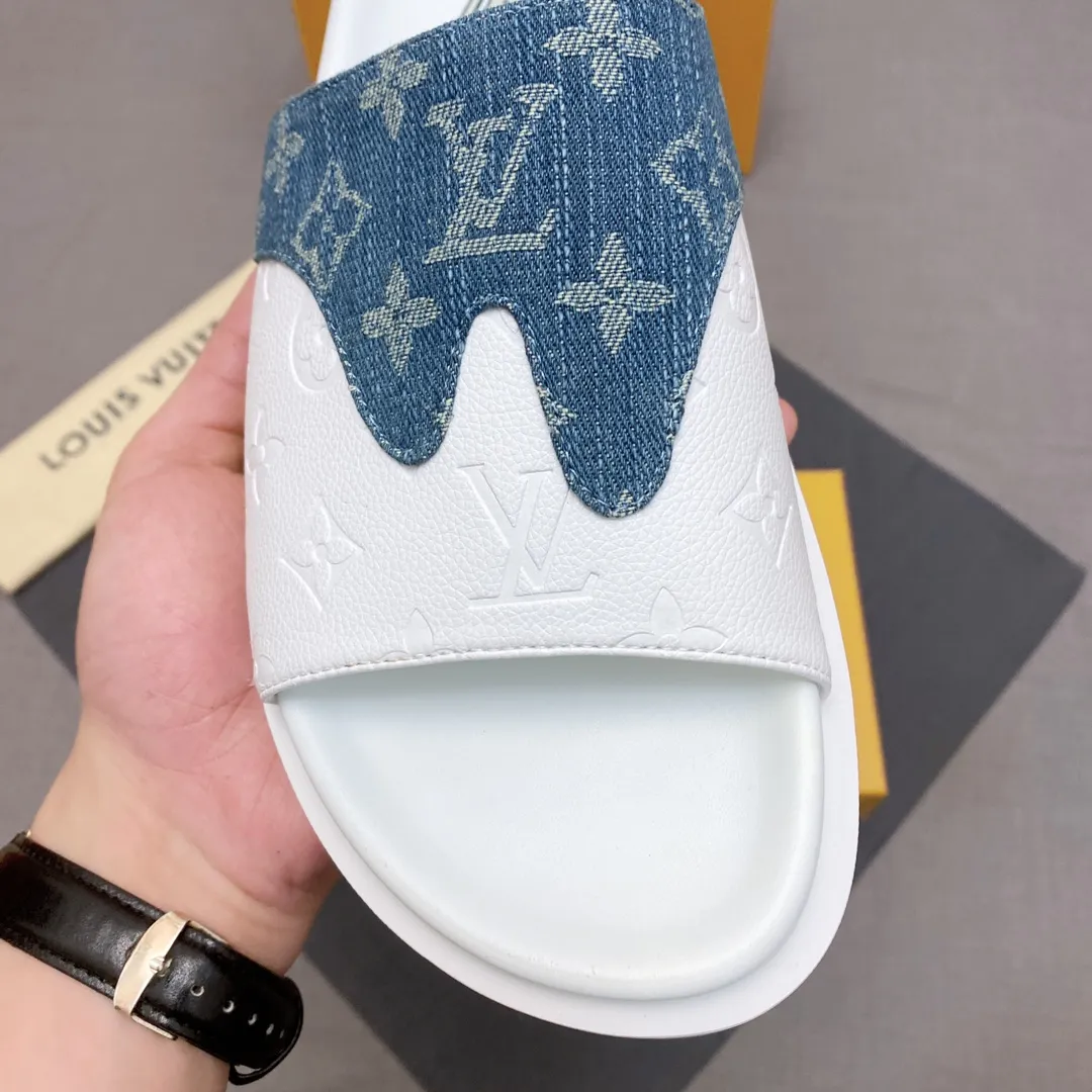 P300 🔍Top purchasing agent LV men's spring and summer slippers counter synchronization. The uppers are made of cowhide fabric imported from Italy, with logo graphics and high-quality craftsmanship. The soles are: original soles specially provided by the original factory. Exclusive molded soles are super comfortable. Original factory follow-up orders. 🔍🔍High quality. You can enter and leave the counter at will. Welcome to compare. Code number 38-45 No. 058